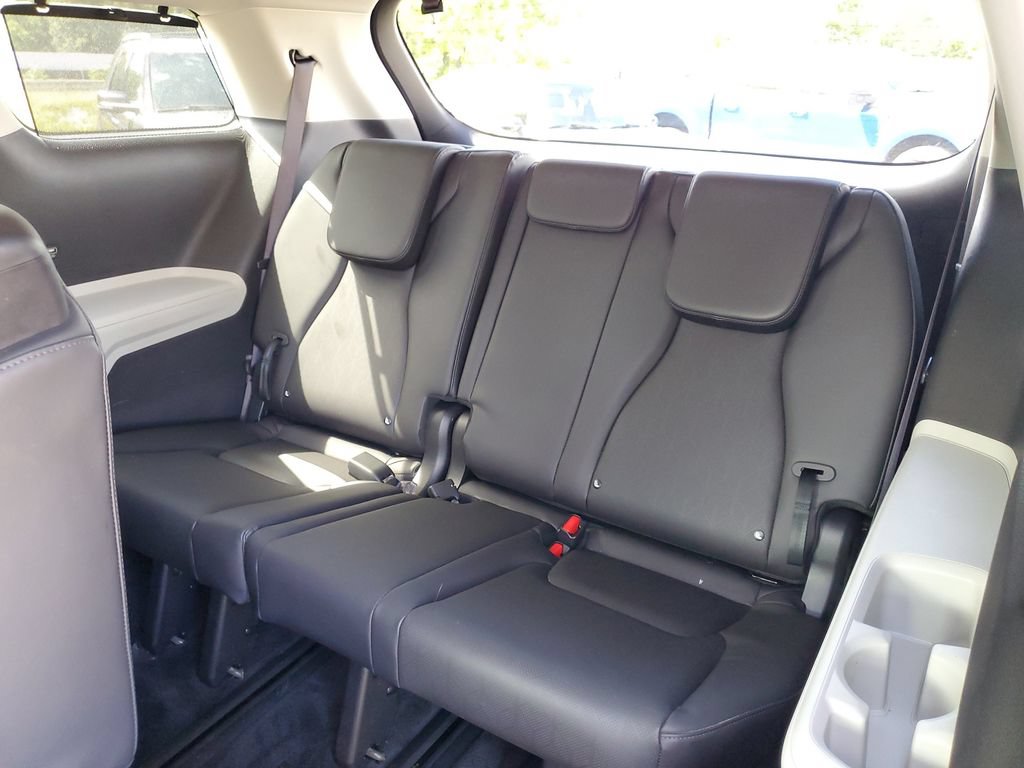 Used 2024 Kia Carnival EX FWD image 16