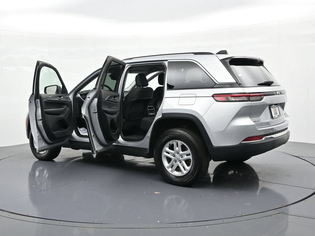 Used 2023 Jeep Grand Cherokee Laredo w/ Luxury Tech Group I AWD/4WD image 23