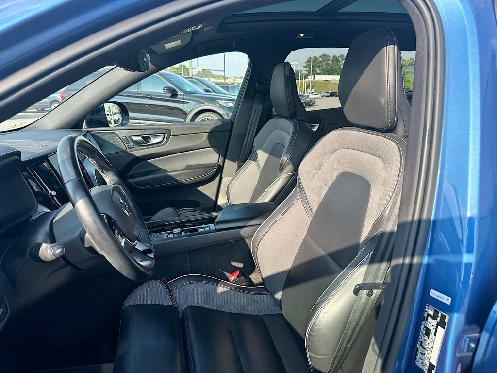 Used 2021 Volvo XC60 T5 R-Design w/ Climate Package AWD/4WD image 8