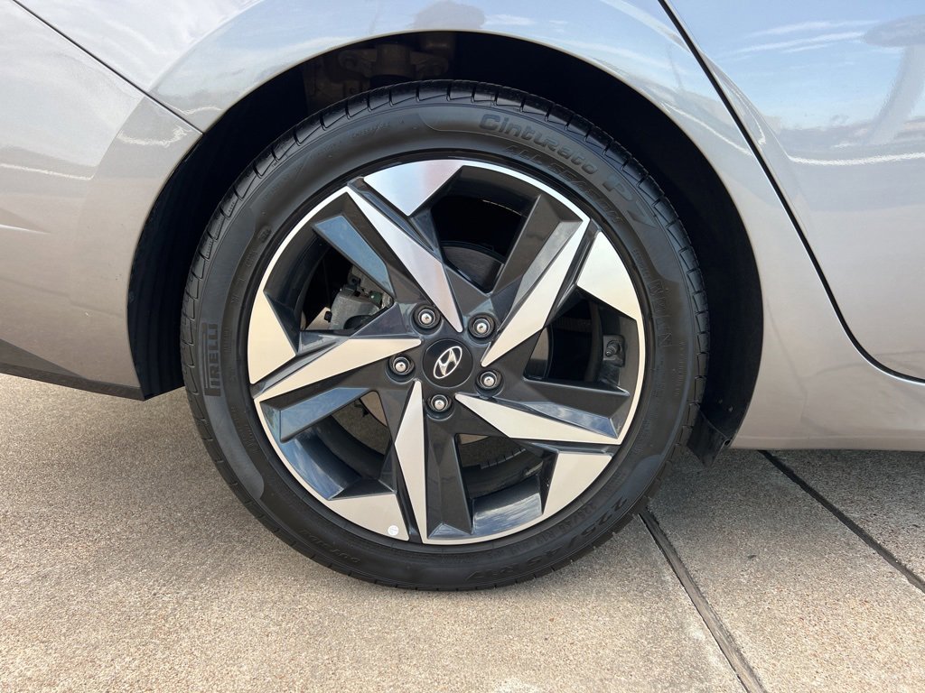 Used 2023 Hyundai Elantra Limited image 15