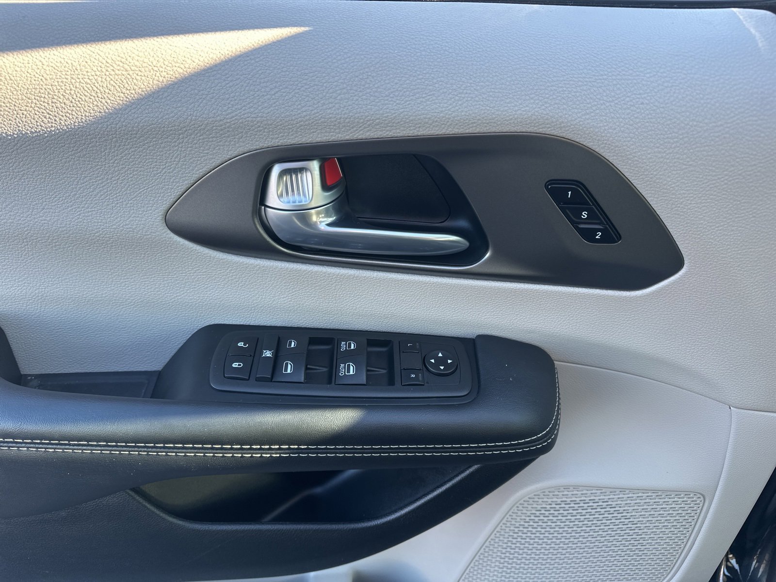 Used 2024 Chrysler Pacifica Touring-L image 20