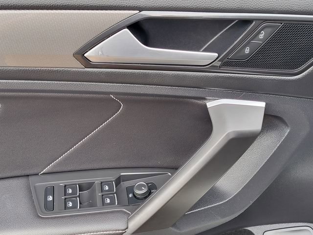 Used 2022 Volkswagen Tiguan SE w/ Panoramic Sunroof Package AWD/4WD image 14