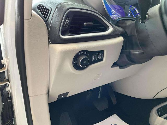 Used 2024 Chrysler Pacifica Limited FWD image 17
