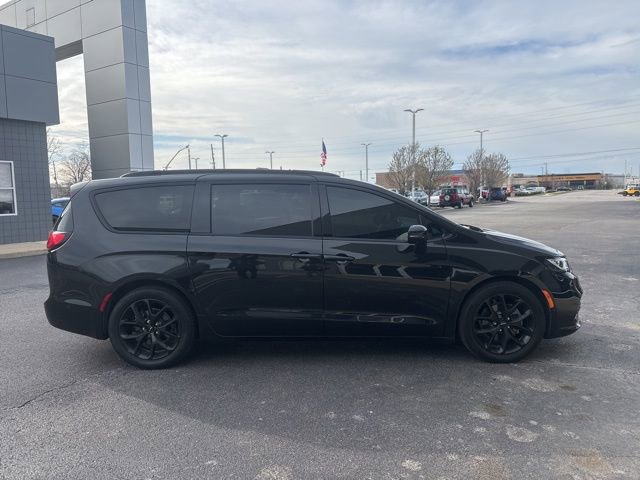 Used 2023 Chrysler Pacifica Limited w/ Uconnect Theater Family Group image 4