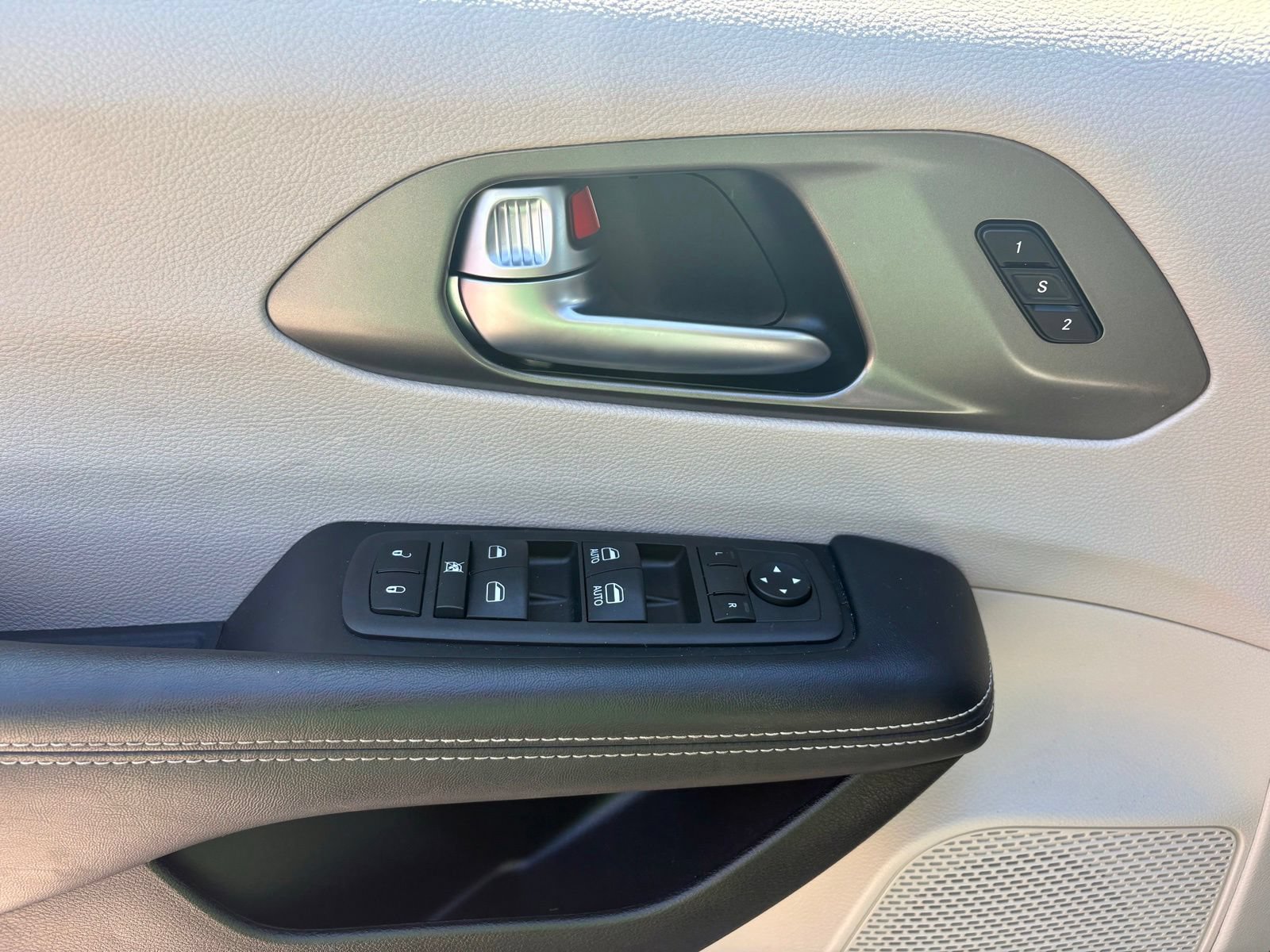 Used 2023 Chrysler Pacifica Touring-L FWD image 17
