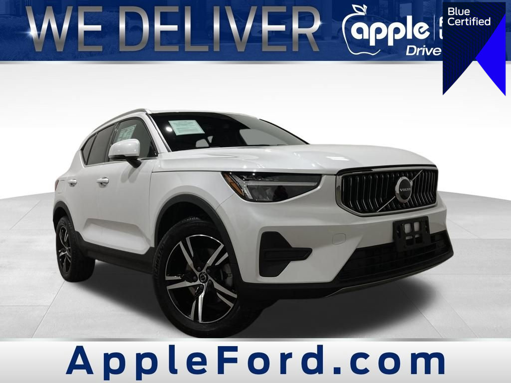 Used 2025 Volvo XC40 B5 Core image 1