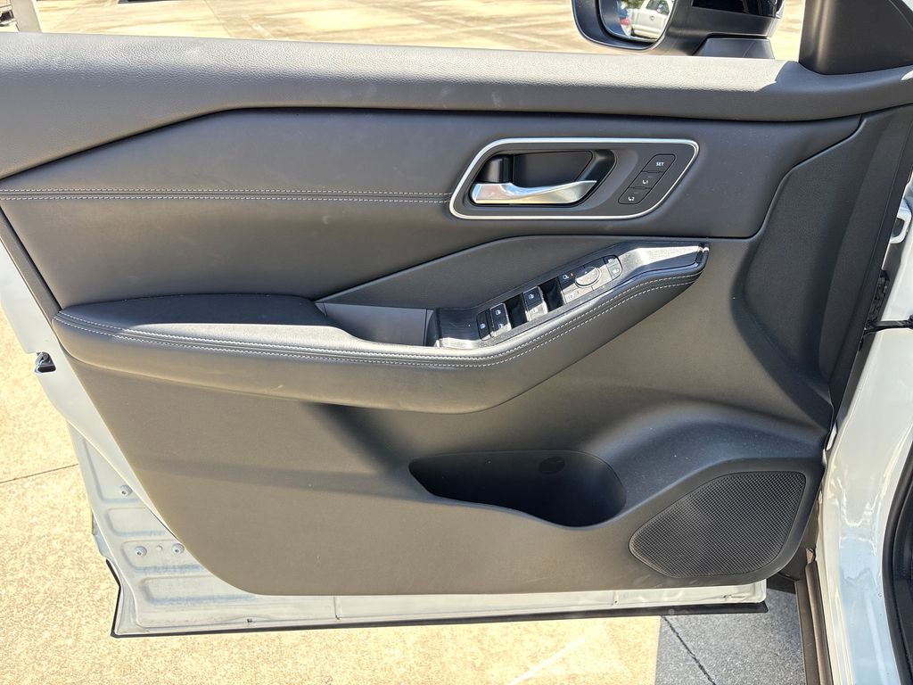Used 2024 Nissan Rogue Platinum w/ Platinum Premium Package FWD image 15
