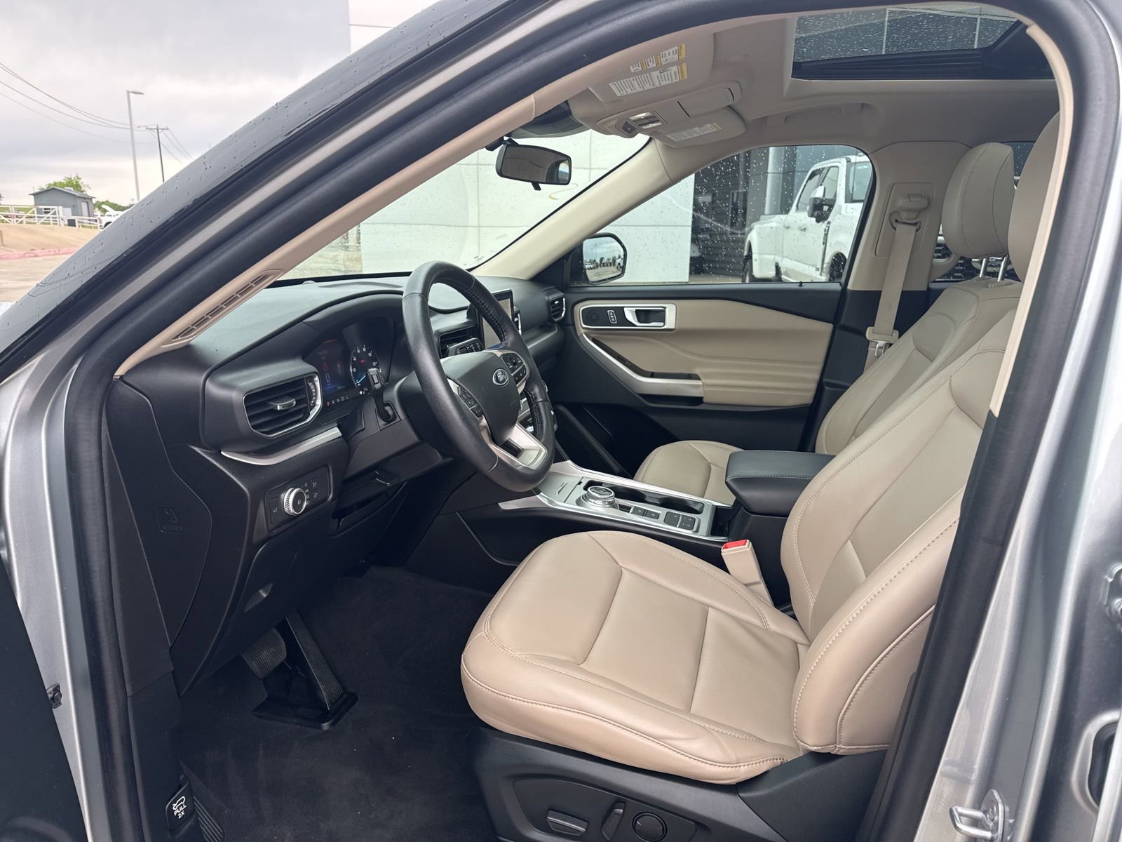 Certified 2022 Ford Explorer XLT w/ Equipment Group 202A RWD image 9