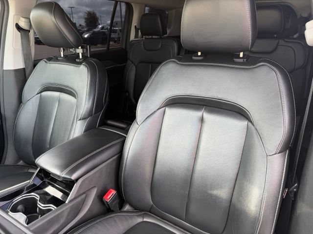 Used 2023 Jeep Grand Cherokee L Limited w/ Black Appearance Package AWD/4WD image 12