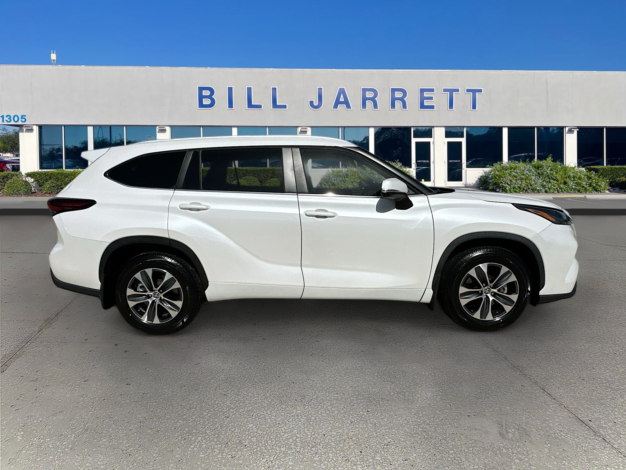 Used 2024 Toyota Highlander XLE FWD image 8