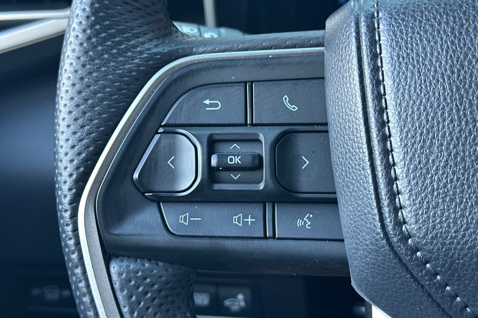 Used 2025 Toyota Sequoia Limited w/ Tow Technology Package AWD/4WD image 38