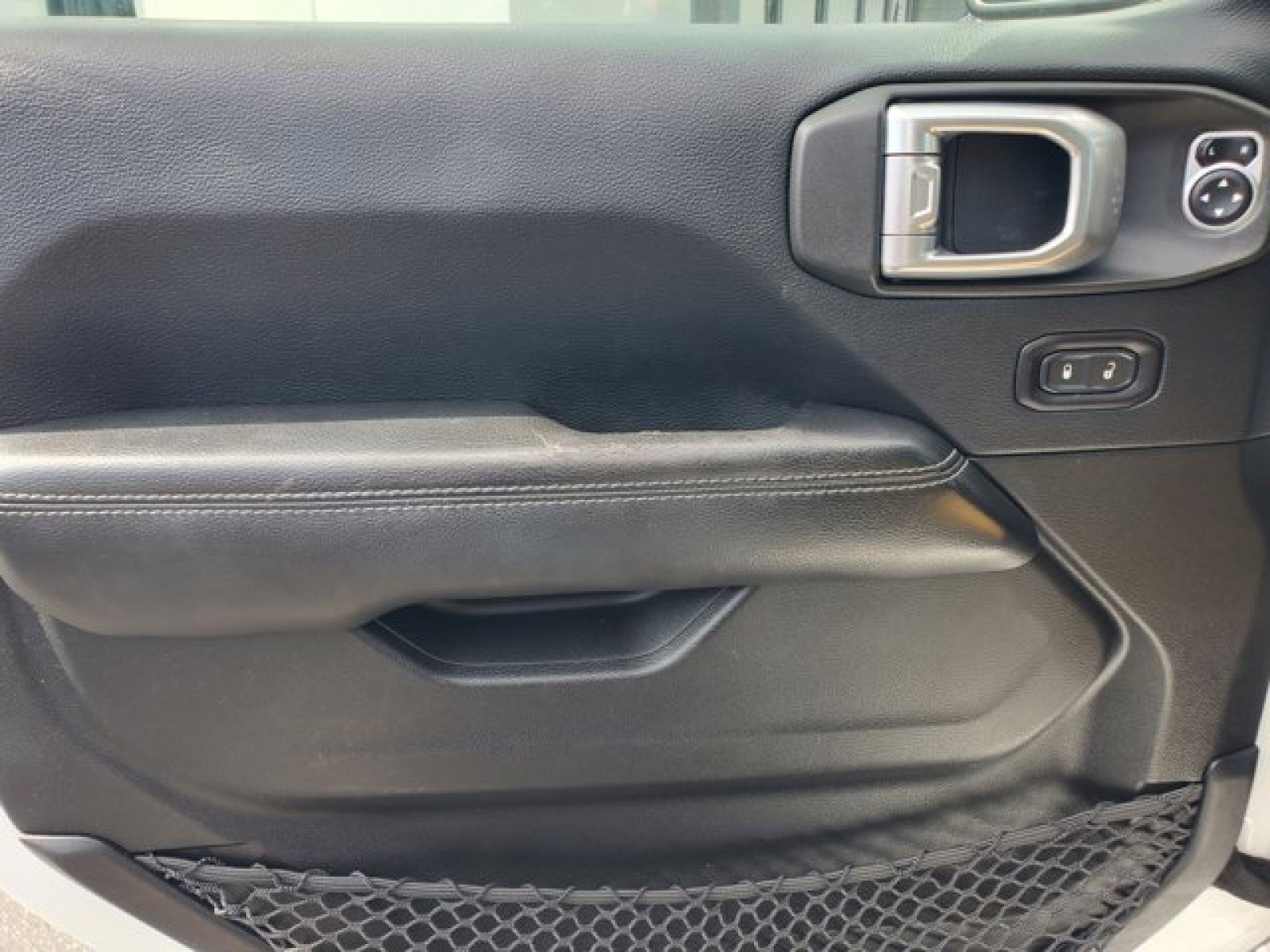 Used 2018 Jeep Wrangler Unlimited Sahara image 11