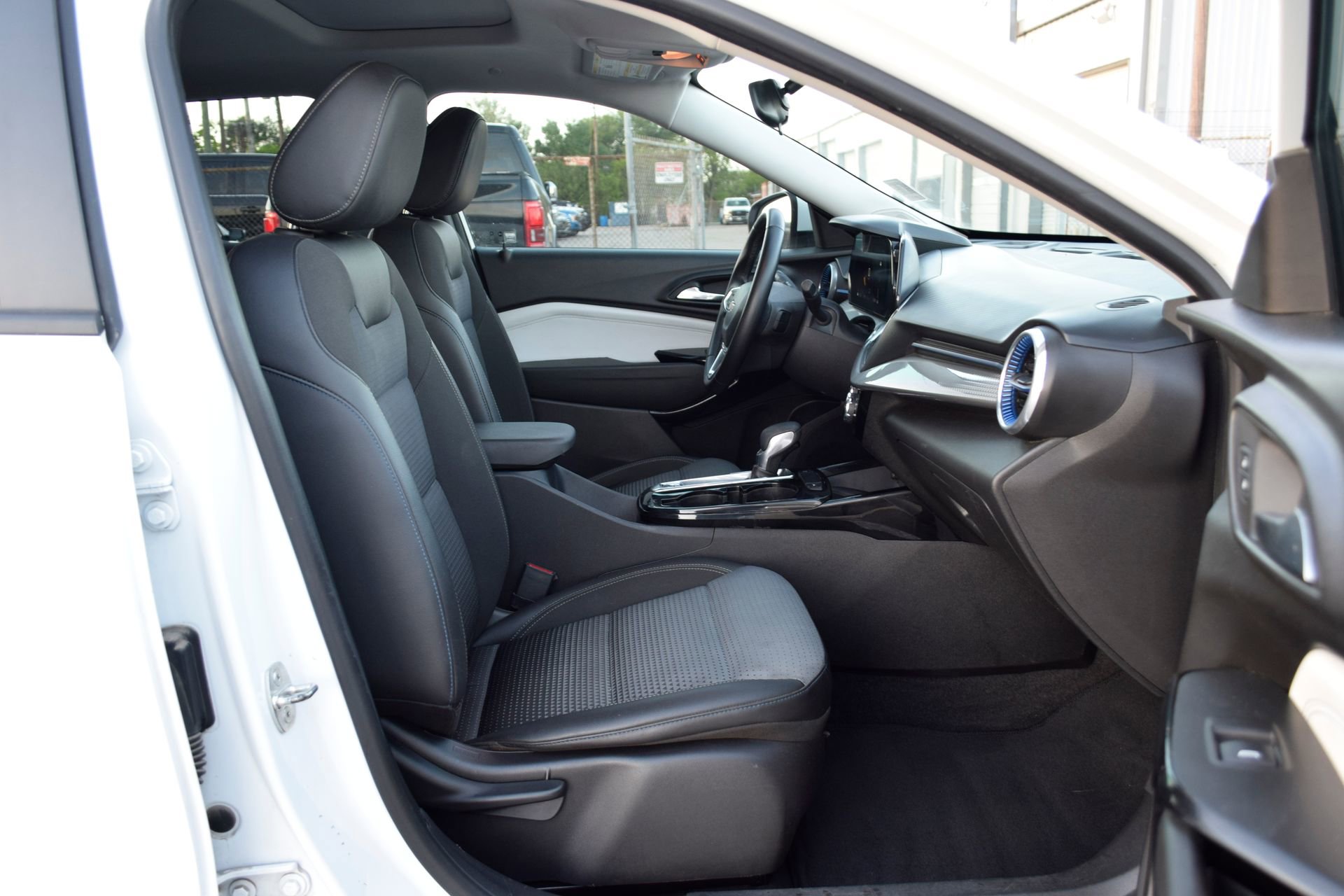 Used 2024 Chevrolet Trax LT w/ Sunroof Package image 23