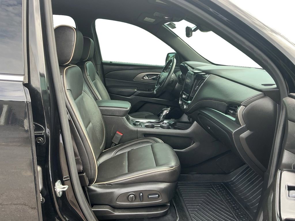 Used 2023 Chevrolet Traverse Premier FWD image 22