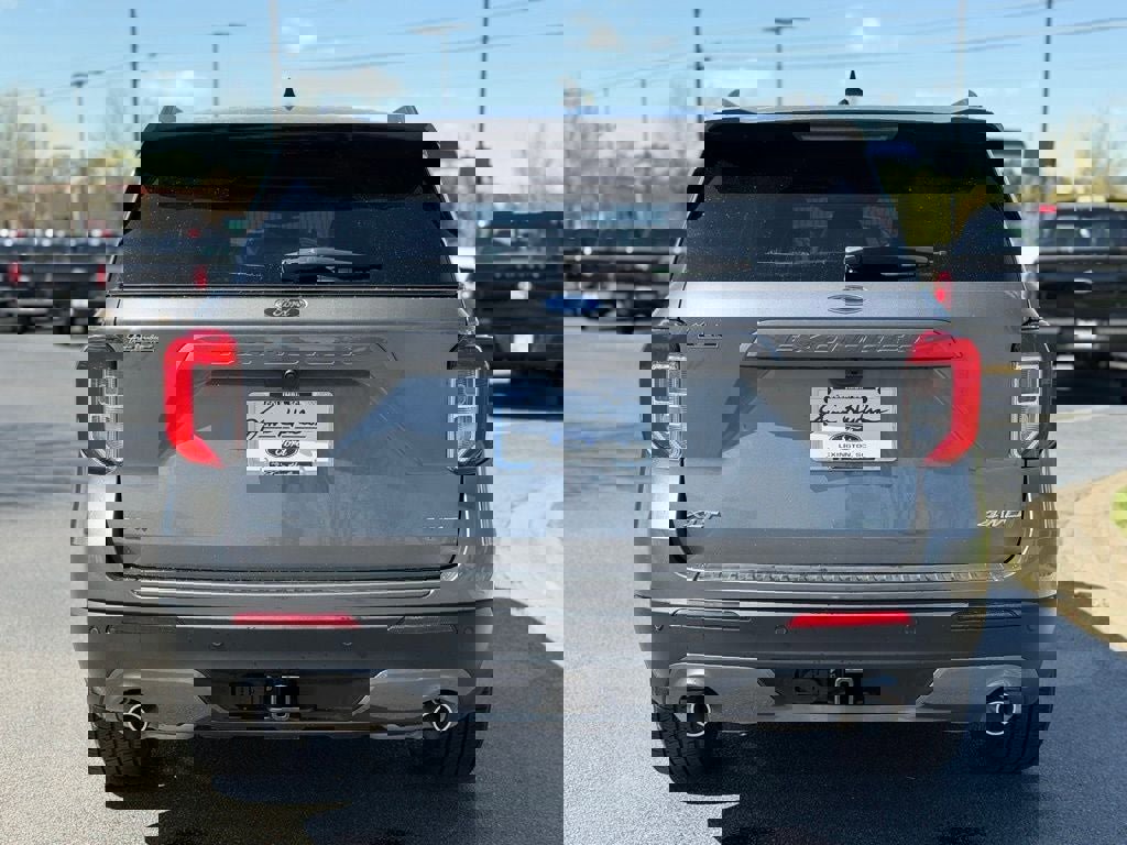 Certified 2022 Ford Explorer XLT w/ Equipment Group 202A image 4