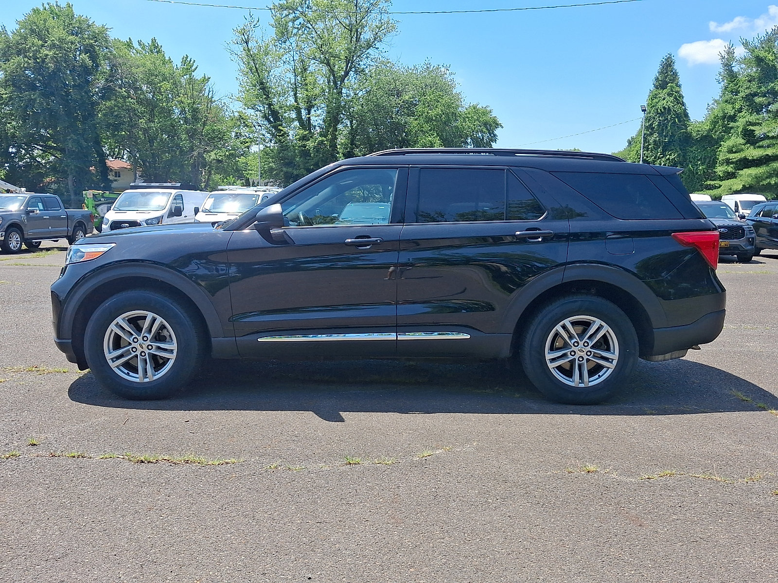 Certified 2020 Ford Explorer XLT w/ Comfort Package AWD/4WD image 4