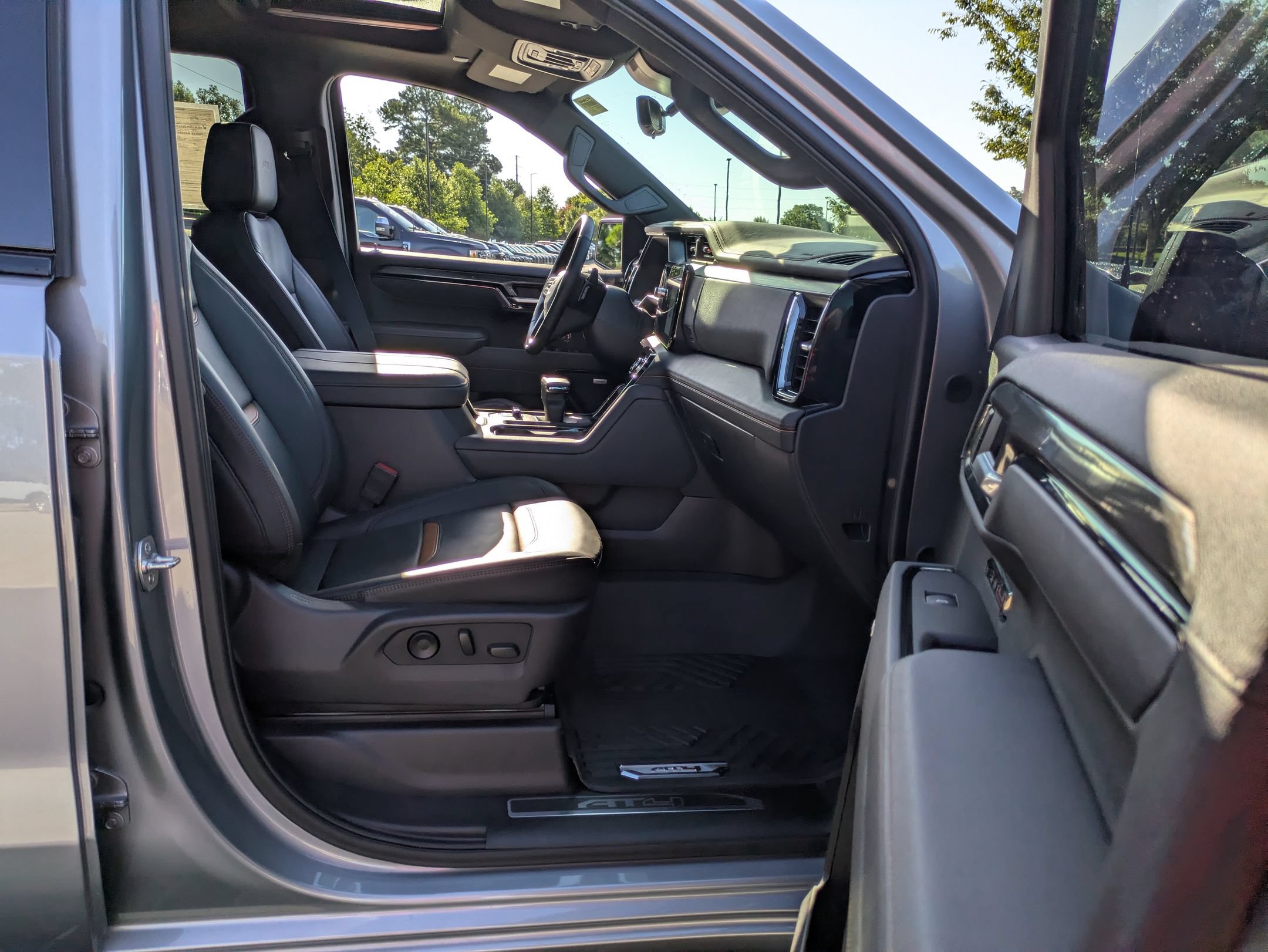 Used 2025 GMC Sierra 1500 AT4 w/ AT4 Premium Package AWD/4WD image 40