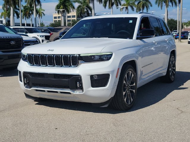 Used 2024 Jeep Grand Cherokee Overland AWD/4WD image 3