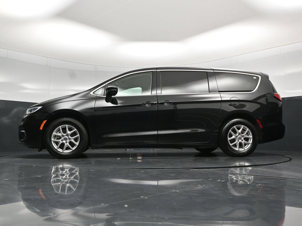 Used 2024 Chrysler Pacifica Touring-L FWD image 57