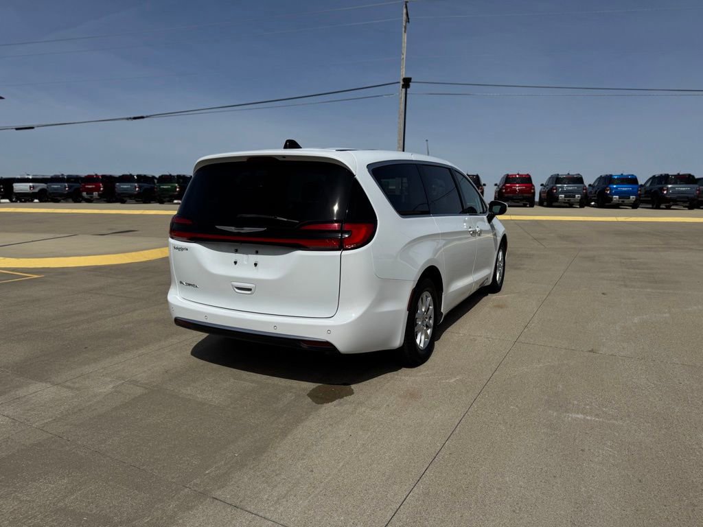Used 2023 Chrysler Pacifica Touring-L image 3