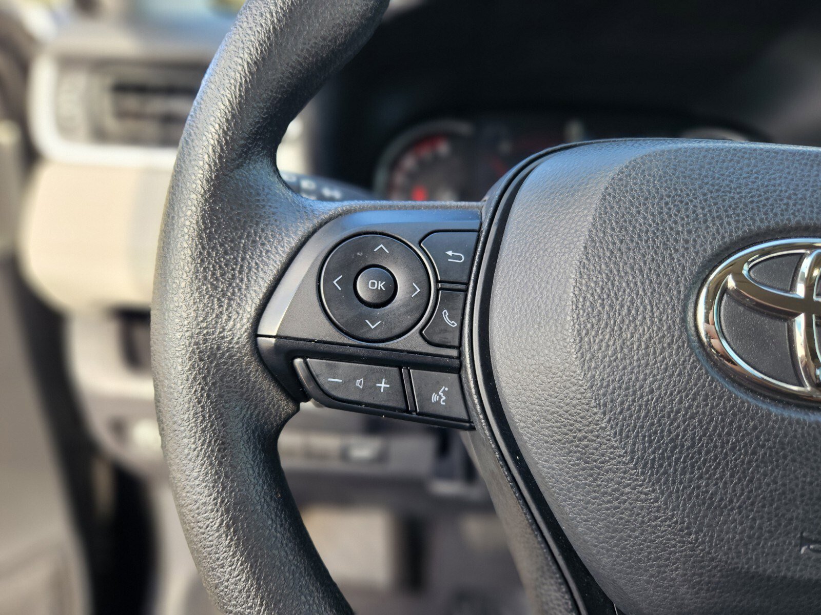 Used 2025 Toyota RAV4 XLE image 27