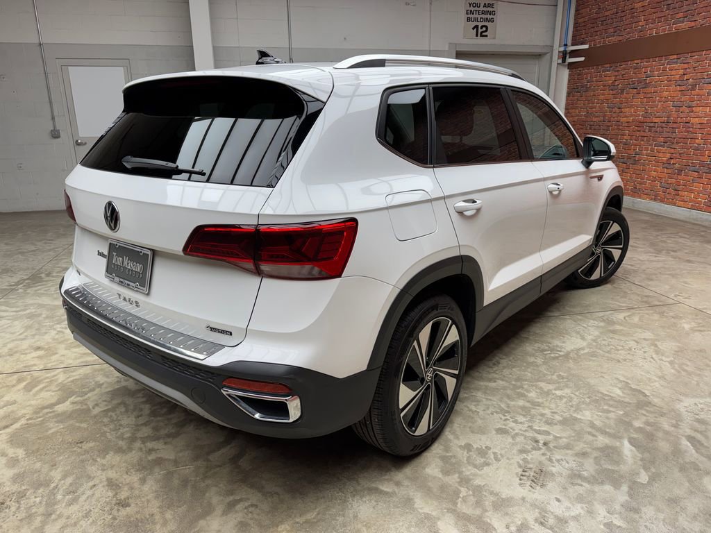 Used 2023 Volkswagen Taos SE w/ Panoramic Sunroof Package AWD/4WD image 4