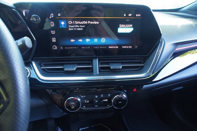 Used 2025 Chevrolet Trax RS w/ Driver Confidence Package FWD image 24