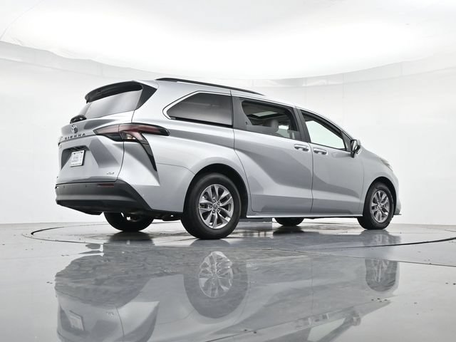 Used 2025 Toyota Sienna XLE FWD image 35