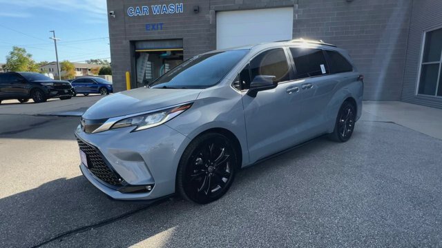 Used 2023 Toyota Sienna XSE w/ XSE Plus Package FWD image 4
