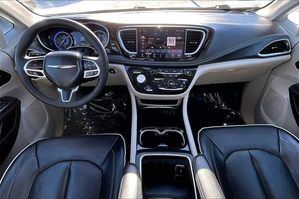 Used 2023 Chrysler Pacifica Limited image 14
