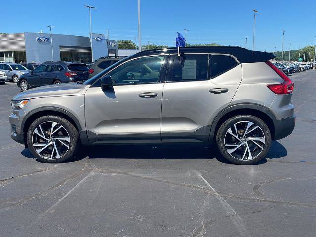 Used 2022 Volvo XC40 T5 R-Design w/ Advanced Package AWD/4WD image 2