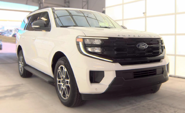 Certified 2025 Ford Expedition Active AWD/4WD image 4