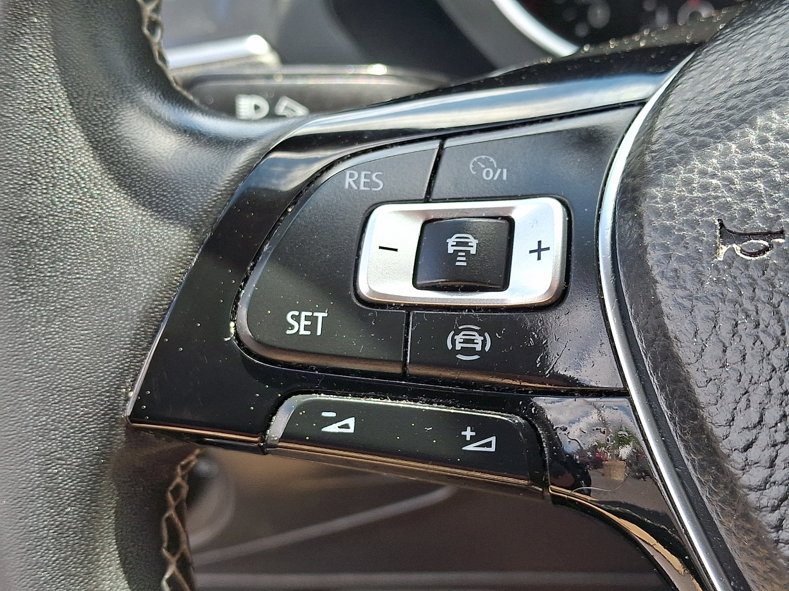 Used 2021 Volkswagen Tiguan SE w/ Panoramic Sunroof Package AWD/4WD image 23