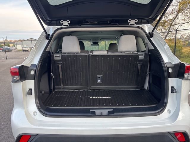 Used 2023 Toyota Highlander L image 11