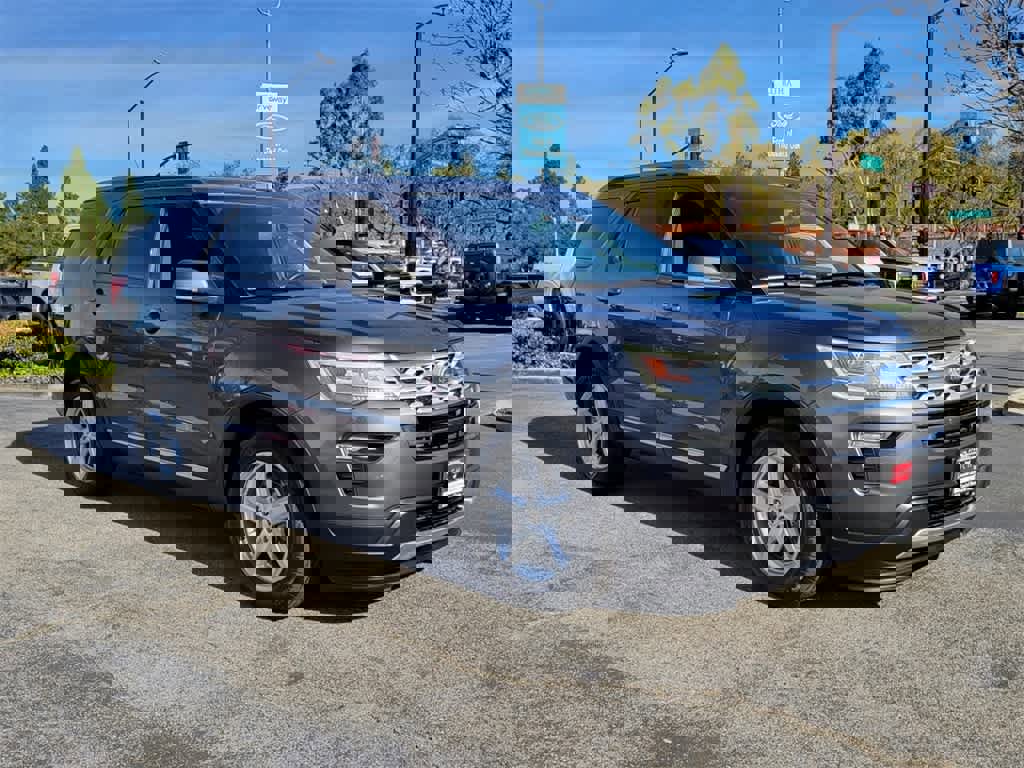 Certified 2019 Ford Explorer XLT w/ Equipment Group 201A image 8