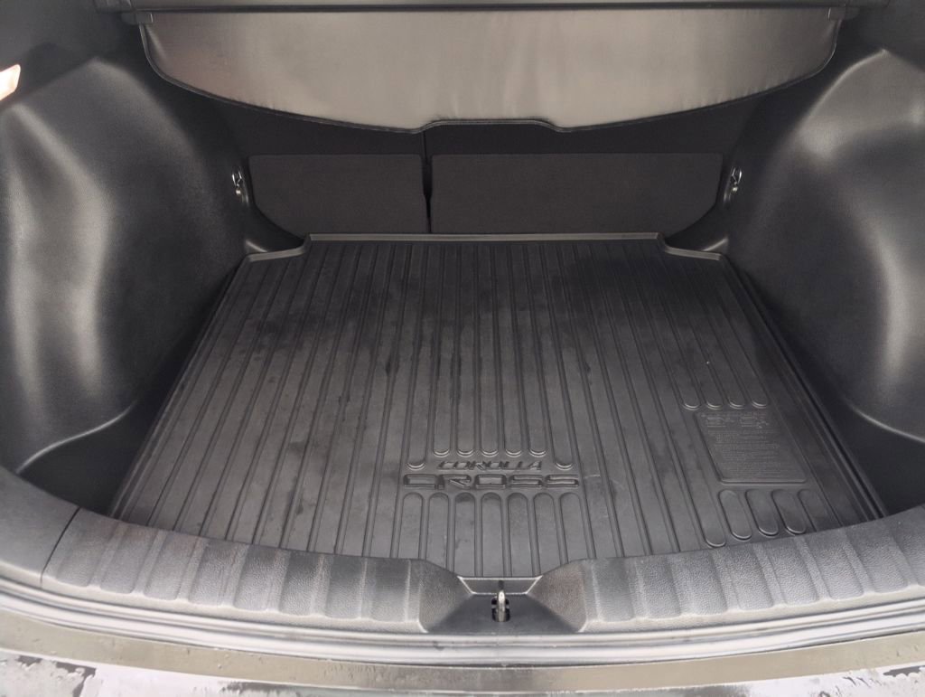 Used 2022 Toyota Corolla Cross XLE image 33
