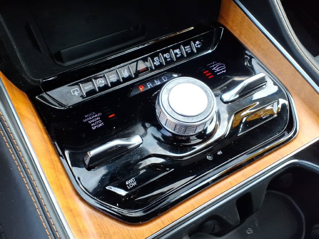 Used 2024 Jeep Grand Wagoneer L Series III AWD/4WD image 25