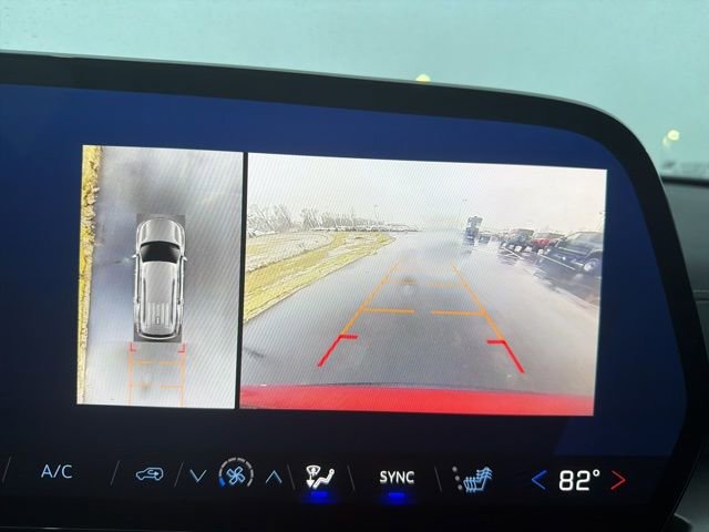 Used 2025 Chevrolet Traverse LT w/ Driver Confidence Package image 28