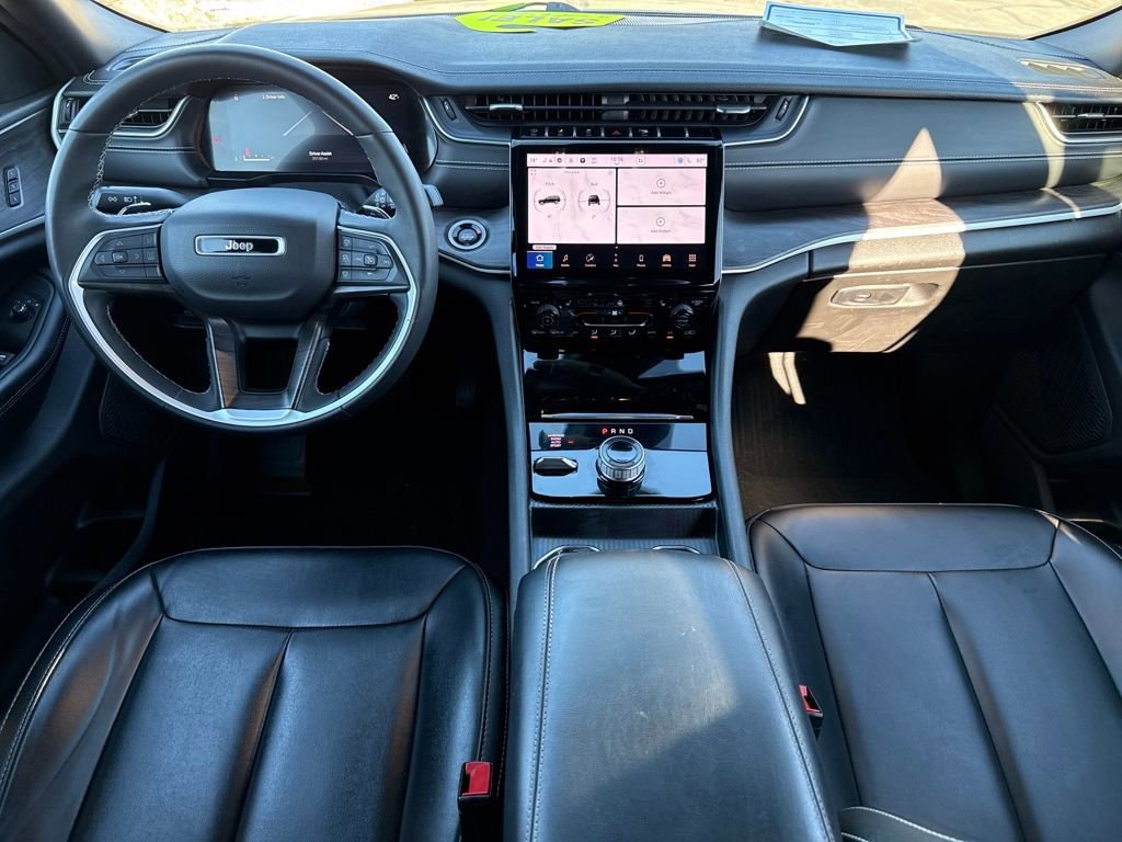 Used 2024 Jeep Grand Cherokee Limited w/ Black Appearance Package image 10