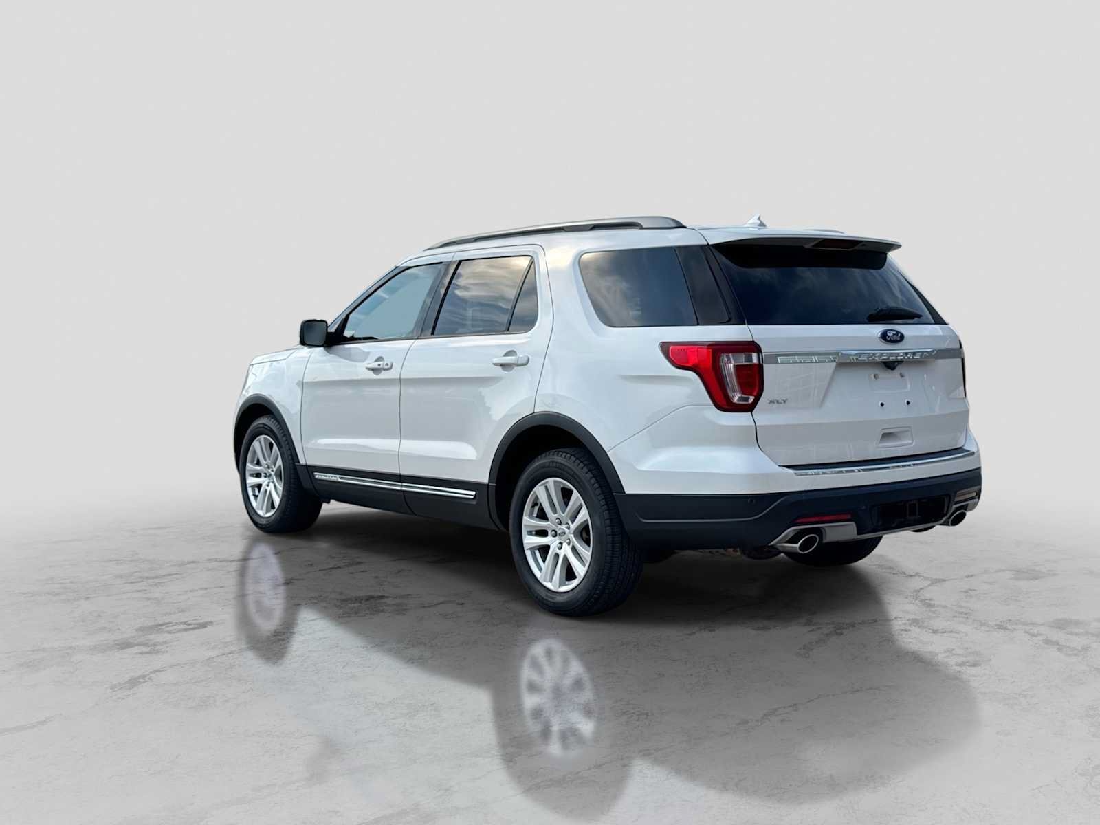 Certified 2018 Ford Explorer XLT w/ XLT Technology Feature Bundle FWD image 4