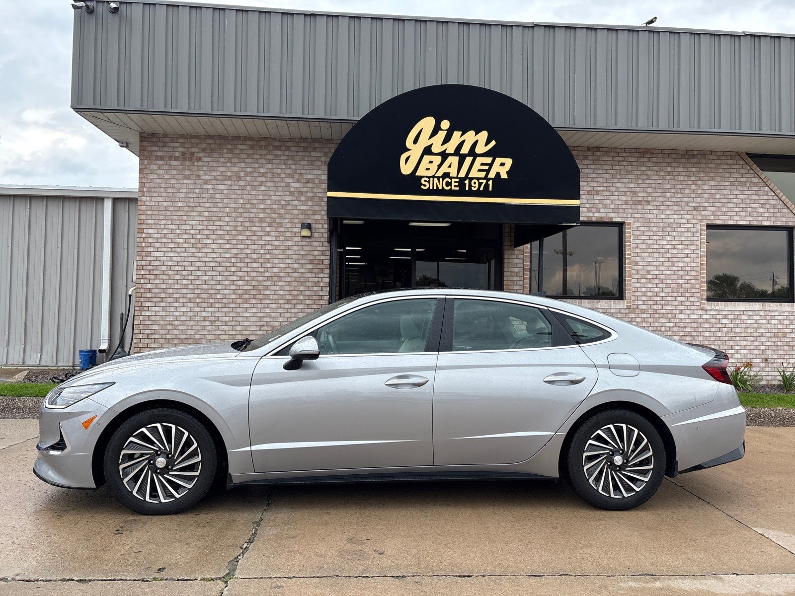 Used 2023 Hyundai Sonata Limited w/ Cargo Package FWD image 2