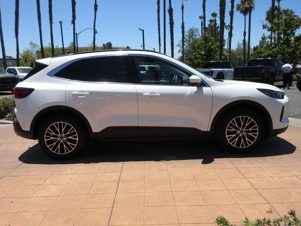 Certified 2024 Ford Escape SE w/ PHEV Premium Package FWD image 5