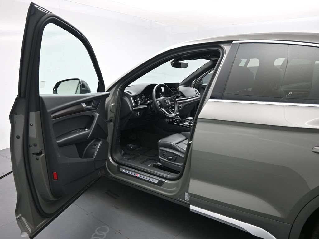 Used 2023 Audi Q5 2.0T Premium w/ Convenience Package AWD/4WD image 9