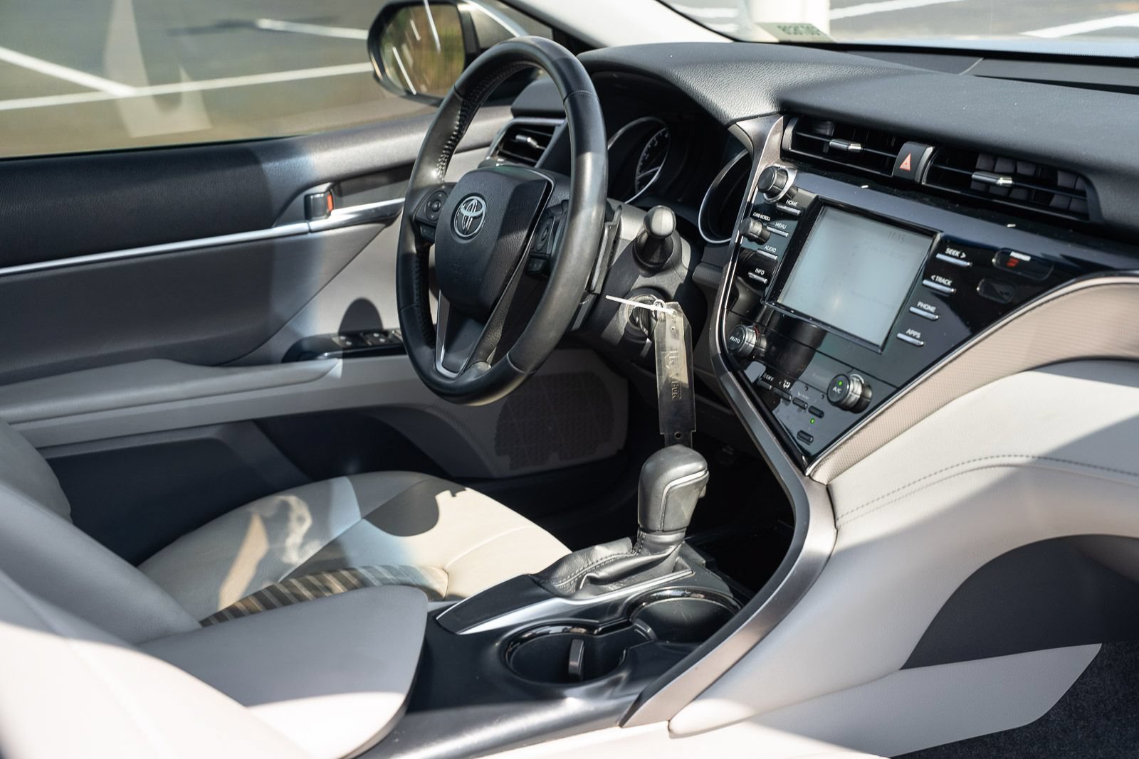 Used 2018 Toyota Camry SE FWD image 12
