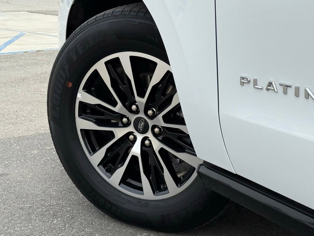 Certified 2025 Ford Expedition Platinum AWD/4WD image 17