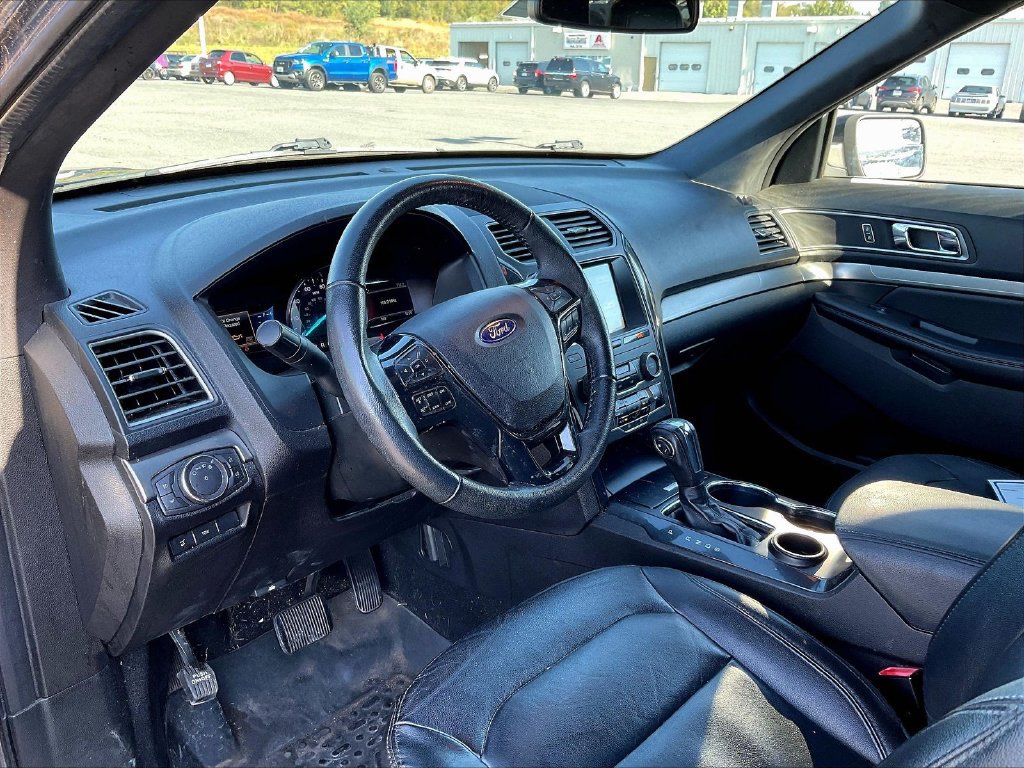 Certified 2018 Ford Explorer XLT w/ Equipment Group 202A FWD image 5