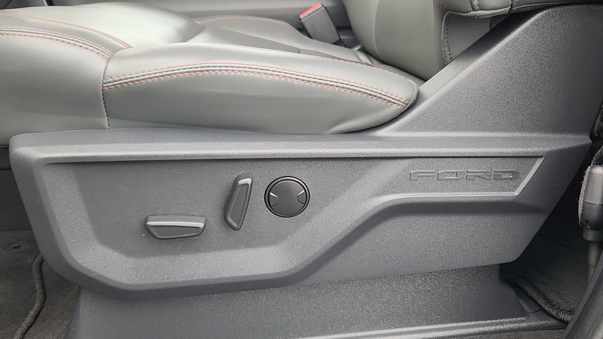 Certified 2025 Ford Expedition Active image 9