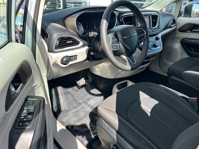 Used 2022 Chrysler Voyager LX image 8