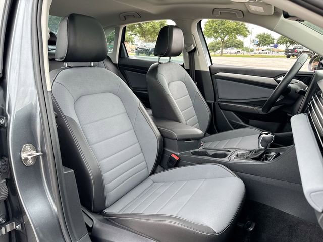 Used 2025 Volkswagen Jetta SE w/ Sunroof Package FWD image 24