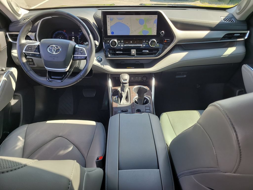 Used 2023 Toyota Highlander Limited FWD image 14